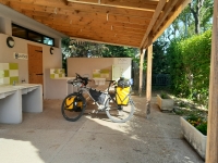 vélo sous pergola.jpg